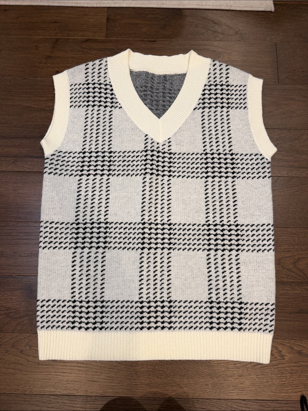 SHEIN Women’s Cream & Black Plaid V-Neck Sweater Vest Size Small - C31-060